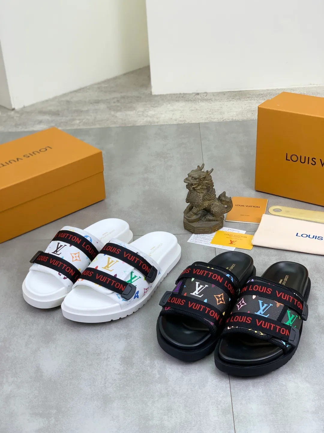 Men's shoes 💰P320💰【New style】🆘 Original quality 【LOUIS VUITTON】The popular Louis Vuitton LV men's slippers on the official website are on sale simultaneously! Original fabric imported from Italy, original factory special supply, code number: 38-44 (45 customized), many colors available
